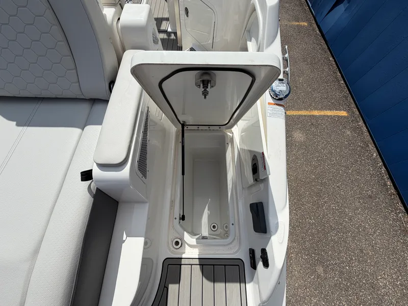 Slide: The Image of Sea Ray SDX 290 2025 - 10