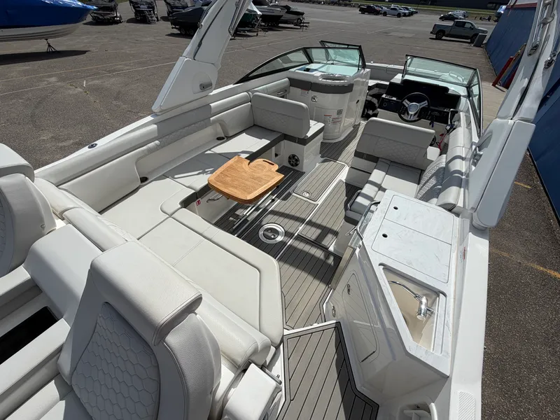 Slide: The Image of Sea Ray SDX 290 2025 - 13