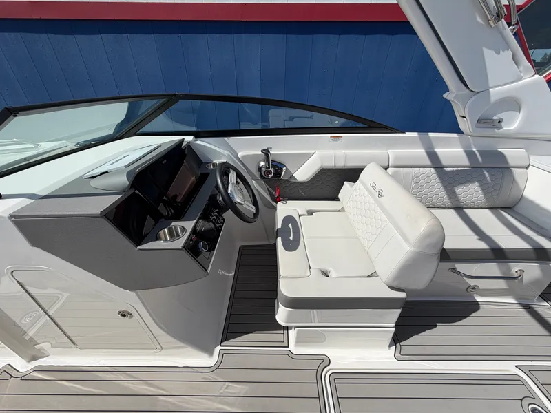 Slide: The Image of Sea Ray SDX 290 2025 - 38