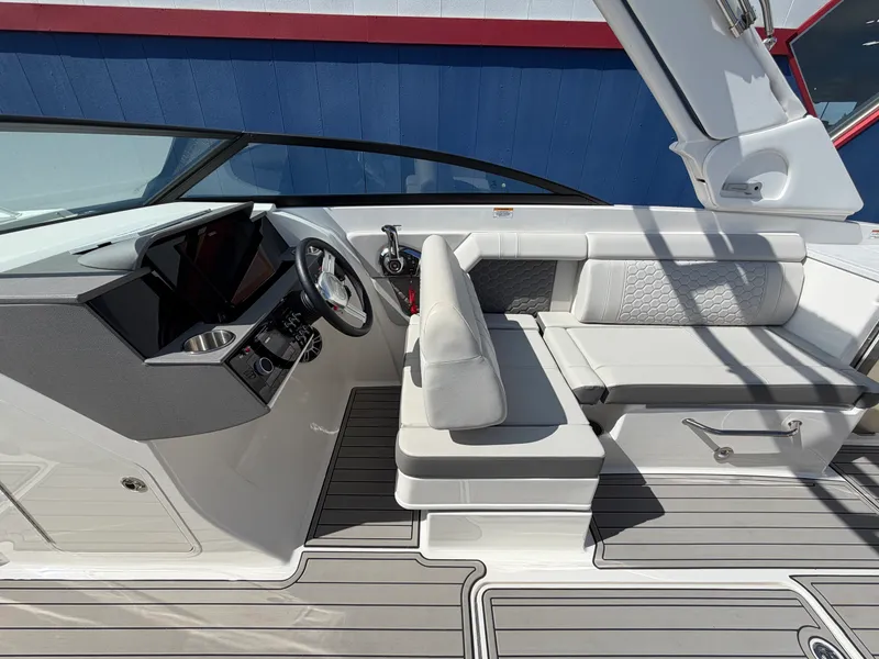 Slide: The Image of Sea Ray SDX 290 2025 - 36