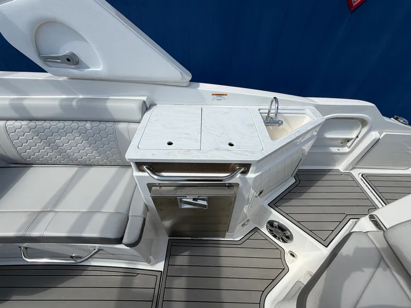 Slide: The Image of Sea Ray SDX 290 2025 - 17