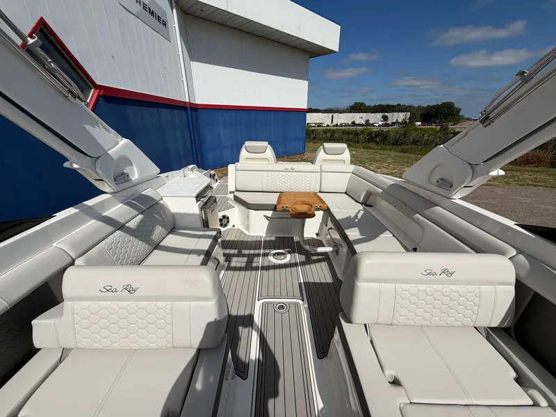 Slide: The Image of Sea Ray SDX 290 2025 - 54