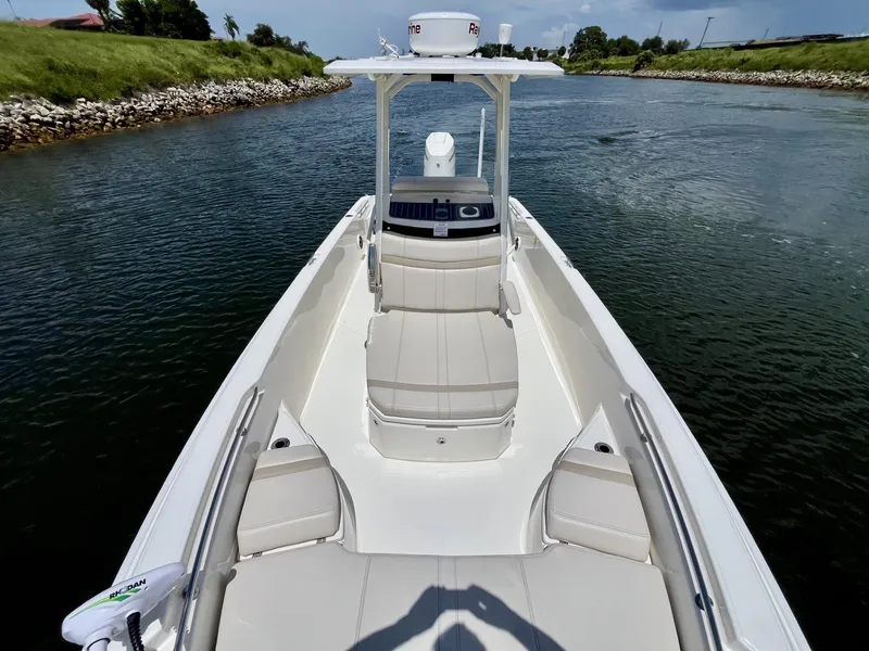 Slide: The Image of Boston Whaler 250 DAUNTLESS 2025 - 13