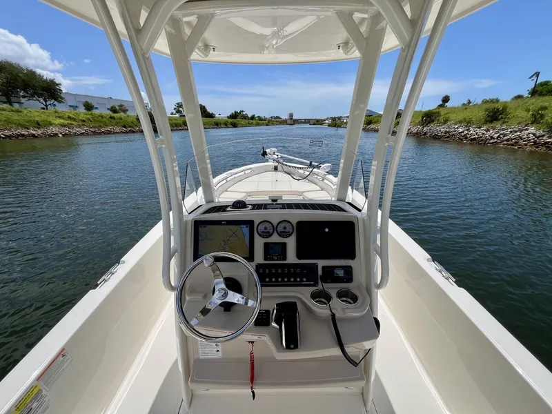 Slide: The Image of Boston Whaler 250 DAUNTLESS 2025 - 14