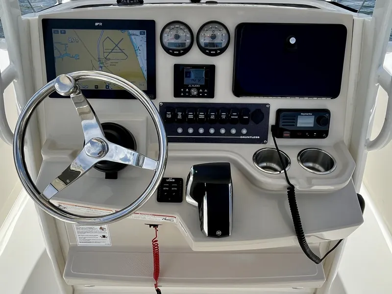 Slide: The Image of Boston Whaler 250 DAUNTLESS 2025 - 15