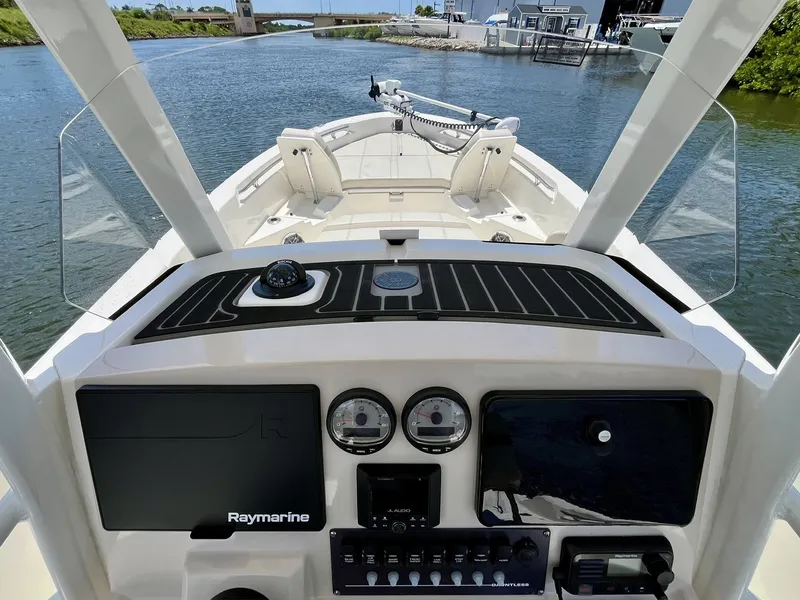 Slide: The Image of Boston Whaler 250 DAUNTLESS 2025 - 19