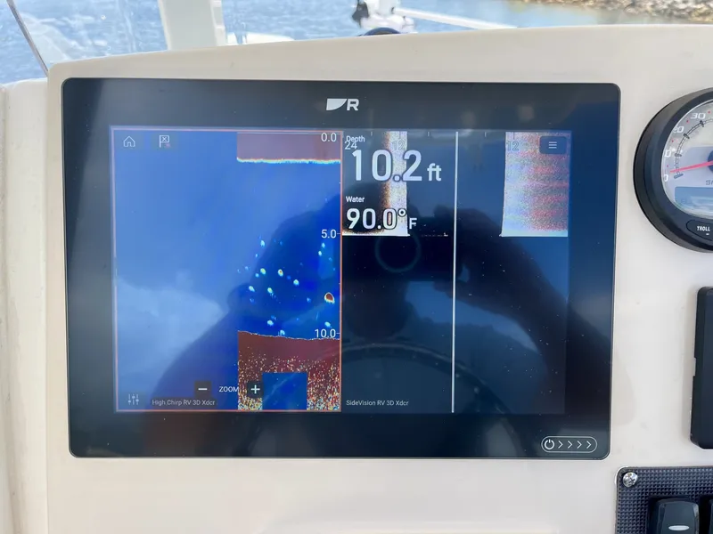Slide: The Image of Boston Whaler 250 DAUNTLESS 2025 - 16