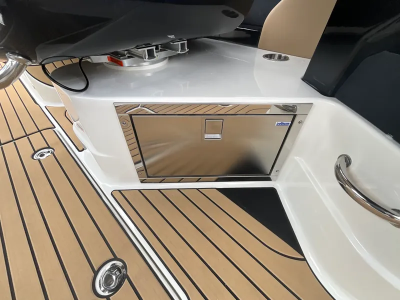 Slide: The Image of Sea Ray SLX 280 Outboard 2027 - 37
