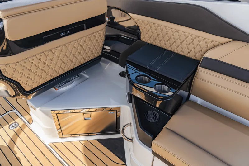 Slide: The Image of Sea Ray SLX 280 Outboard 2027 - 19