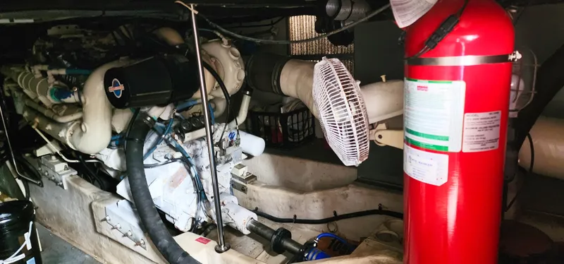 Slide: The Image of Engine room of a 1997 Sea Ray 550 Sedan Bridge with fire extinguisher. - 25