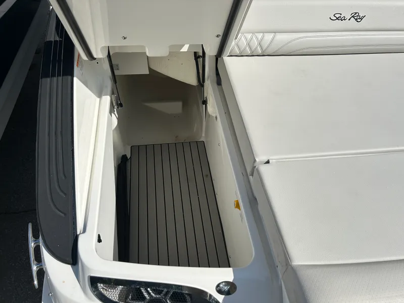 Slide: The Image of Sea Ray 260 SXO 2026 - 7