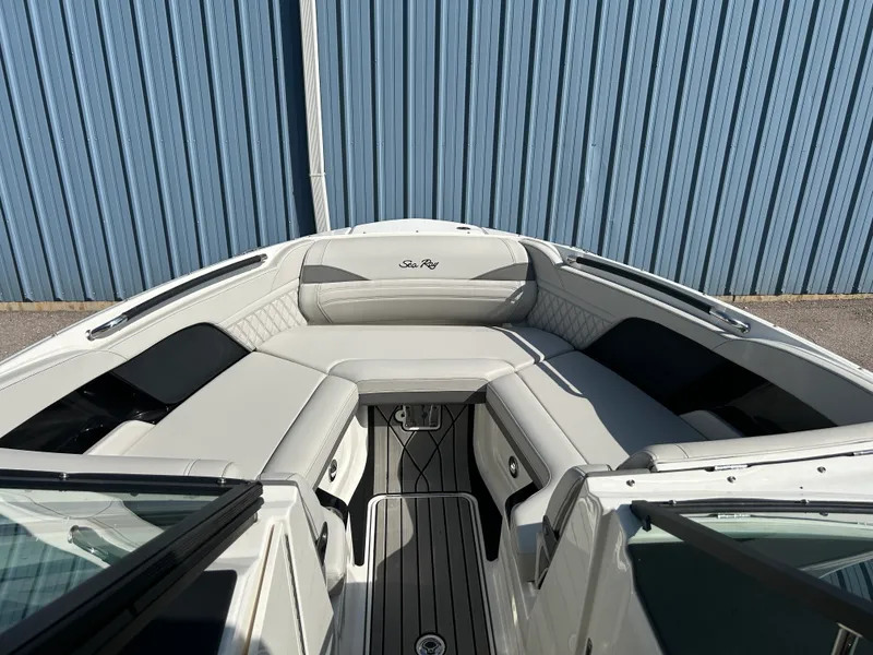 Slide: The Image of Sea Ray 260 SXO 2026 - 17