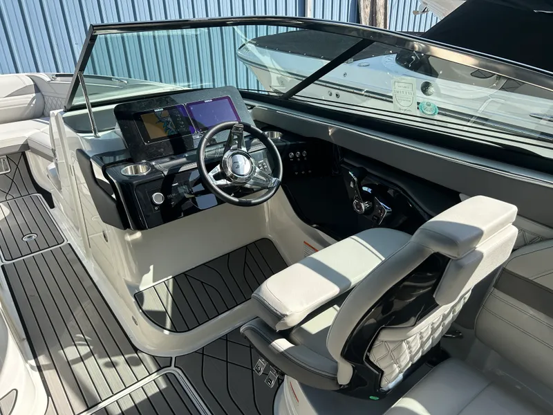Slide: The Image of Sea Ray 260 SXO 2026 - 11