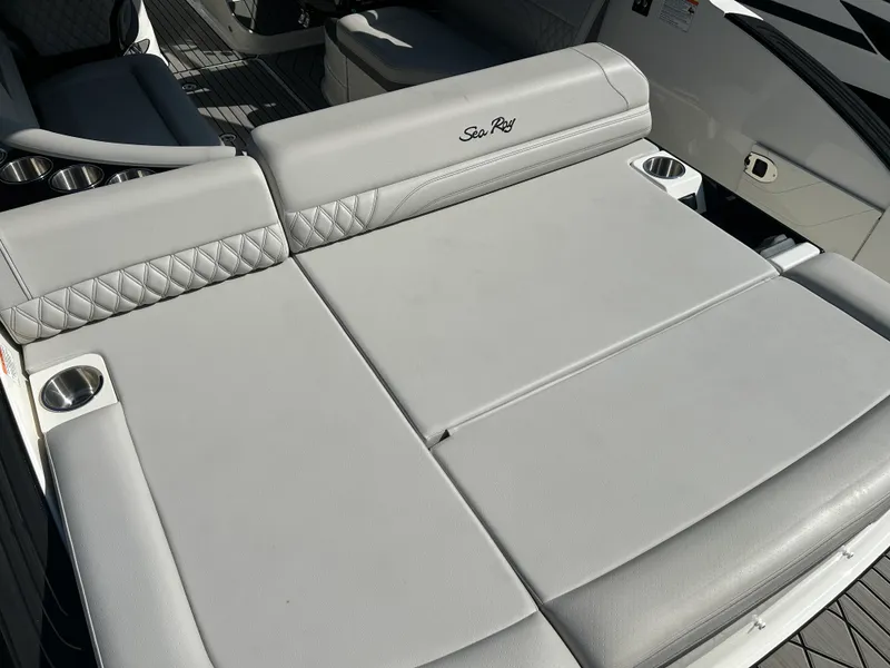 Slide: The Image of Sea Ray 260 SXO 2026 - 5