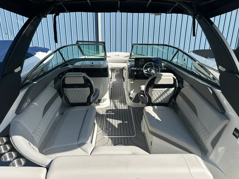 Slide: The Image of Sea Ray 260 SXO 2026 - 9