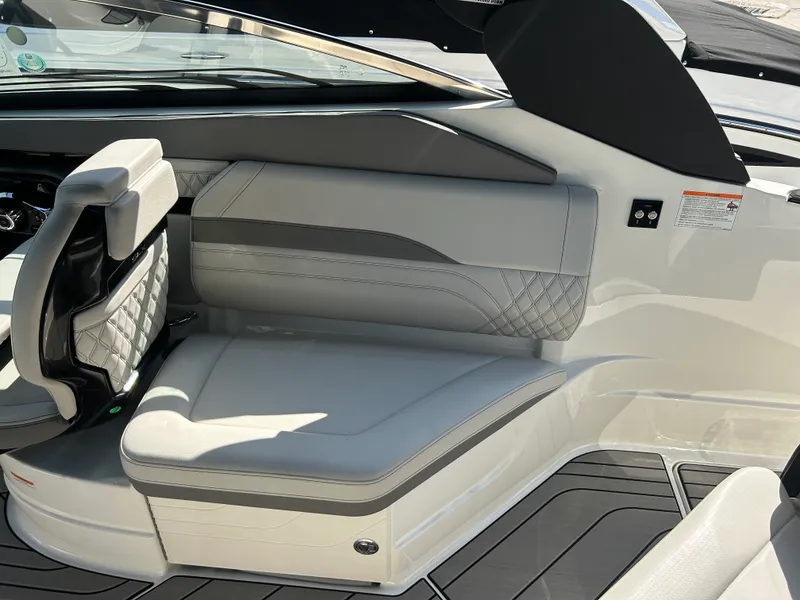 Slide: The Image of Sea Ray 260 SXO 2026 - 8