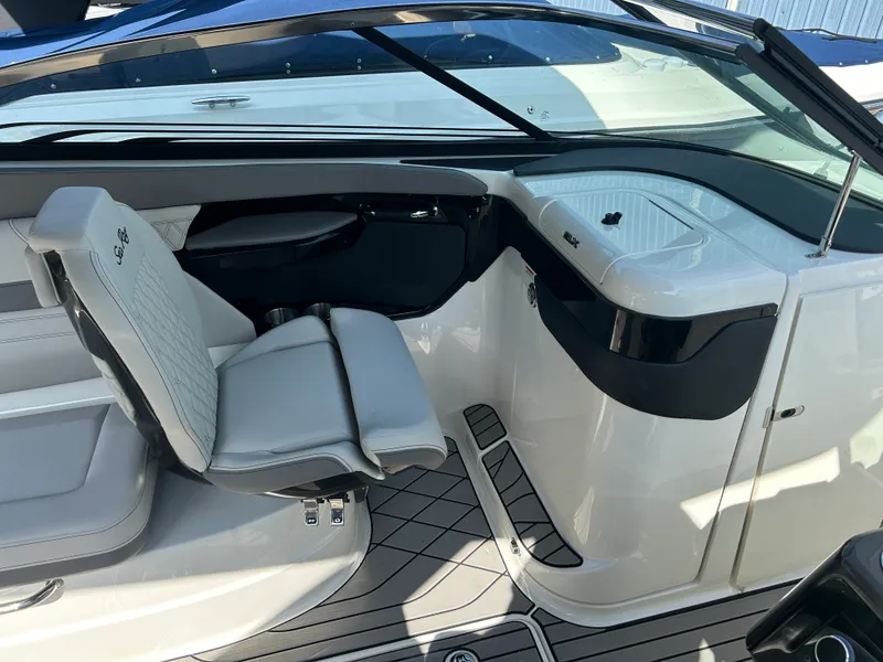Slide: The Image of Sea Ray 260 SXO 2026 - 10