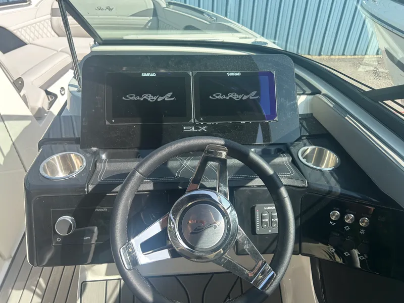 Slide: The Image of Sea Ray 260 SXO 2026 - 12