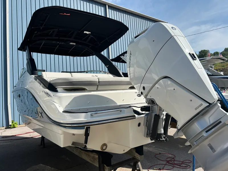 Slide: The Image of Sea Ray 260 SXO 2026 - 2