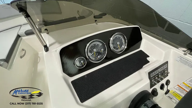 Slide: The Image of Bayliner Element M19 2024 - 11