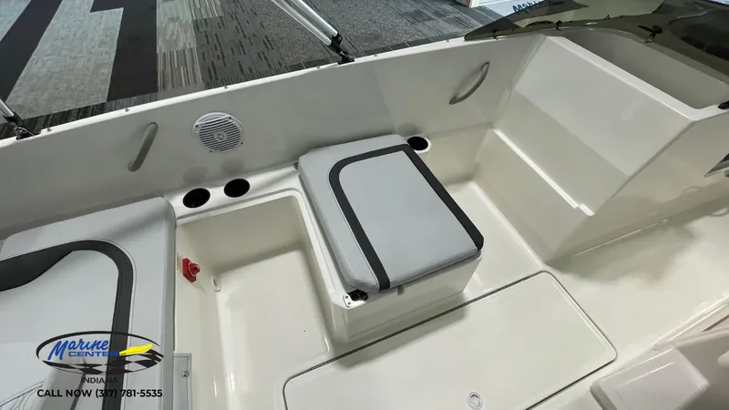 Slide: The Image of Bayliner Element M19 2024 - 16