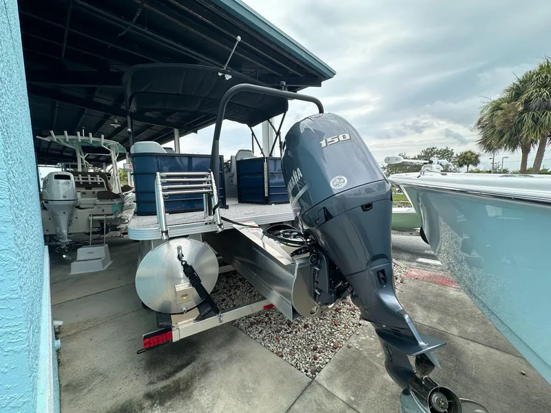 Slide: The Image of 2022 Veranda VISTA VIEW 22RC pontoon boat with Yamaha 150 outboard motor. - 4