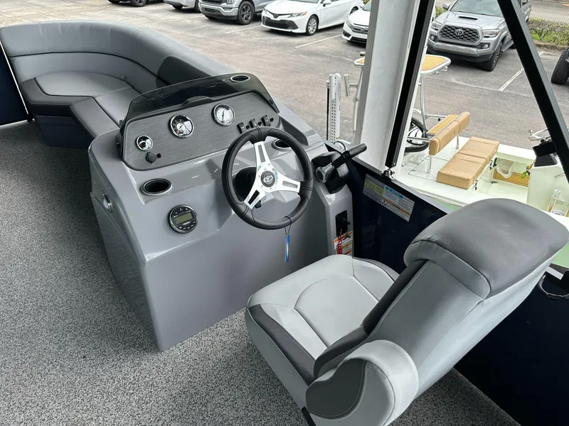 Slide: The Image of 2022 Veranda VISTA VIEW 22RC boat interior with steering console and seating. - 6