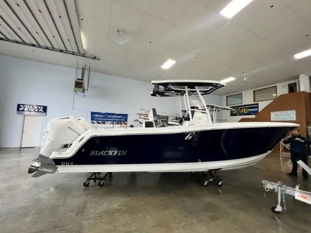 The Image of 2022 Blackfin 252 CC boat in showroom, side view. - 0