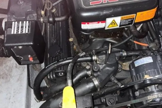 Slide: The Image of Engine compartment of a 2000 Chaparral 240 SIGNATURE boat. - 13