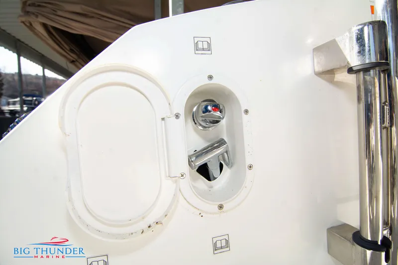 Slide: The Image of 2020 Jeanneau Leader 10.5 boat fuel cap and filler port. - 29