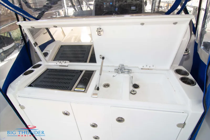 Slide: The Image of Outdoor kitchen on a 2020 Jeanneau Leader 10.5 boat. - 43