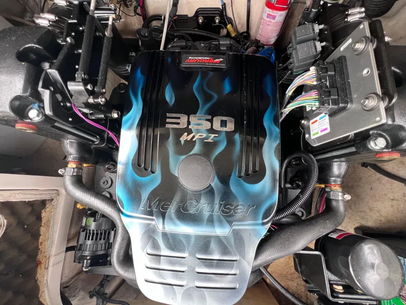 Slide: The Image of Sea Ray 240 Sundeck 2007 with 2023 MerCruiser 350 MPI engine. - 30