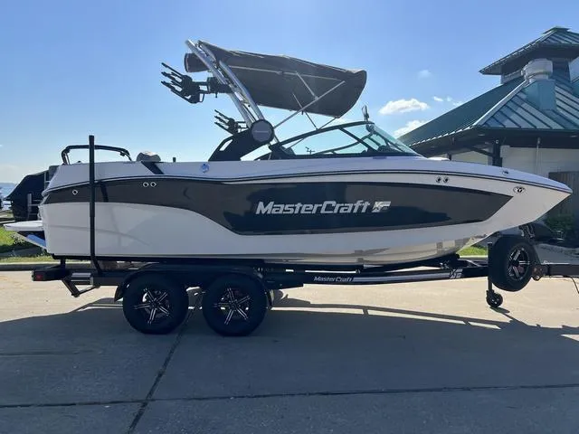 Slide: The Image of MasterCraft XT20 2024 - 12