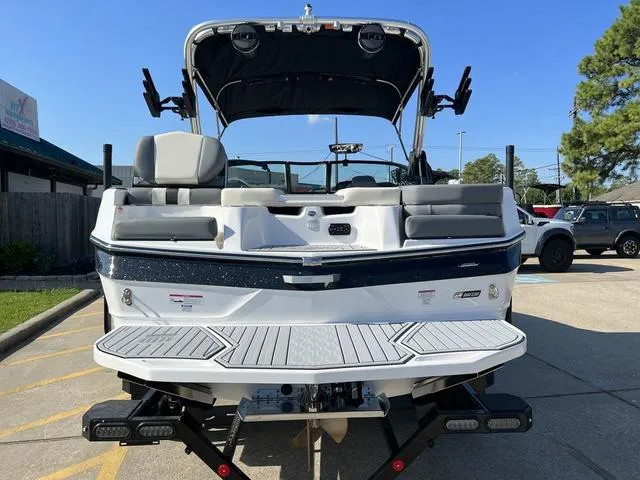 Slide: The Image of MasterCraft XT20 2024 - 14