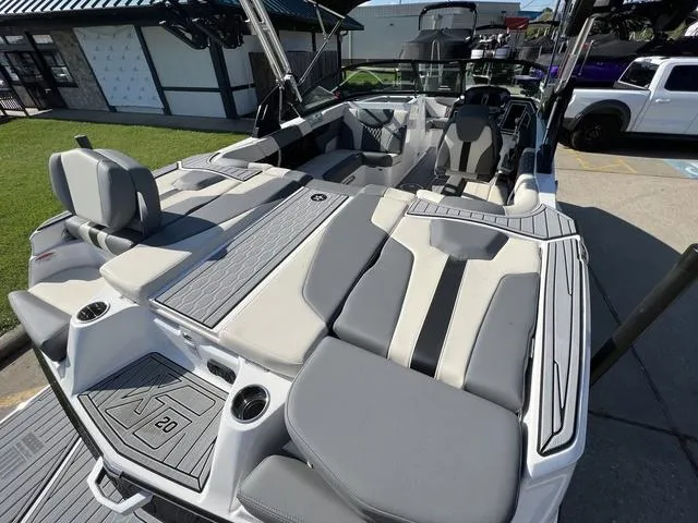 Slide: The Image of MasterCraft XT20 2024 - 3