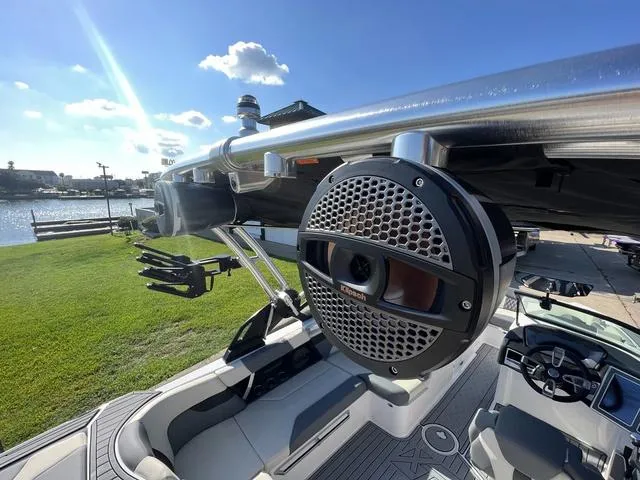 Slide: The Image of MasterCraft XT20 2024 - 7