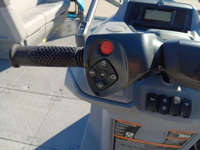 Slide: The Image of Sea-Doo SWITCH 19 BASE 170 HP 2023 - 7