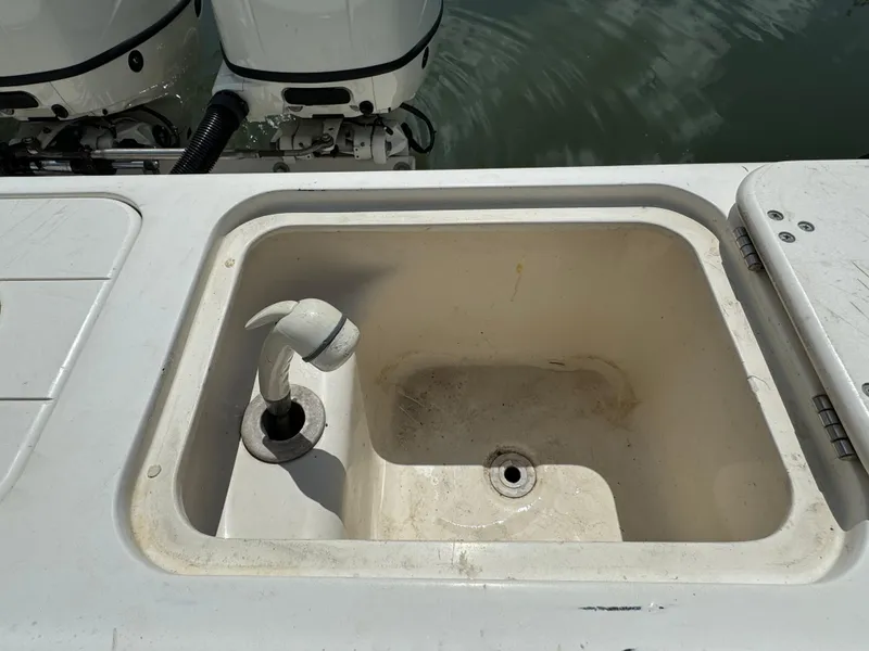 Slide: The Image of Seamaster 2800 Walkaround 2002 boat sink and twin outboard motors. - 18