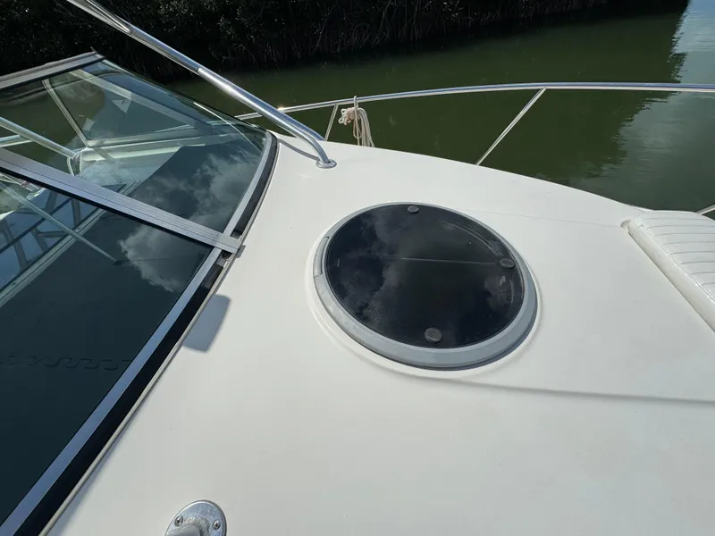 Slide: The Image of Seamaster 2800 Walkaround 2002 boat deck with round hatch and railing. - 42