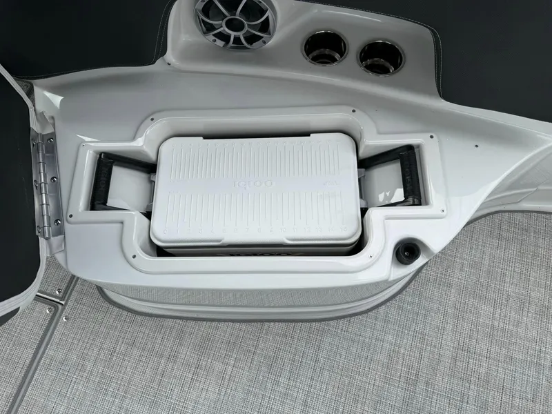 Slide: The Image of Crownline Boats 290 SS 2024 - 15