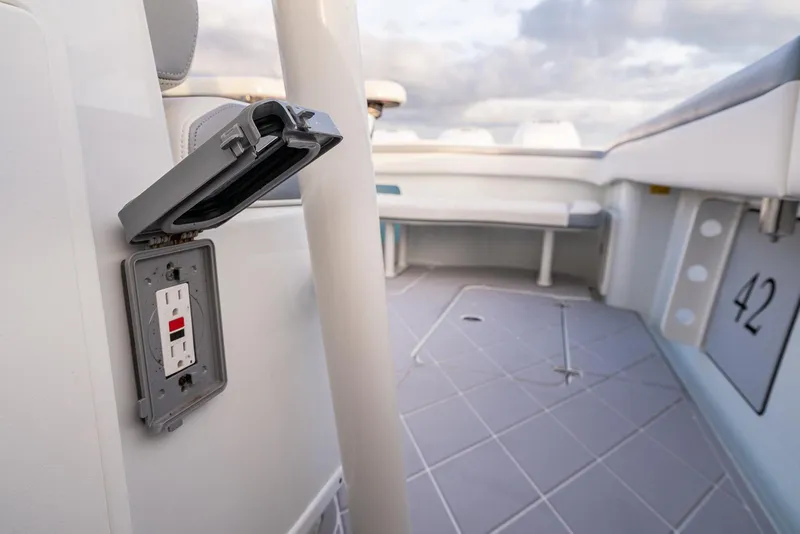 Slide: The Image of Yellowfin 42 Offshore 2022 - 51