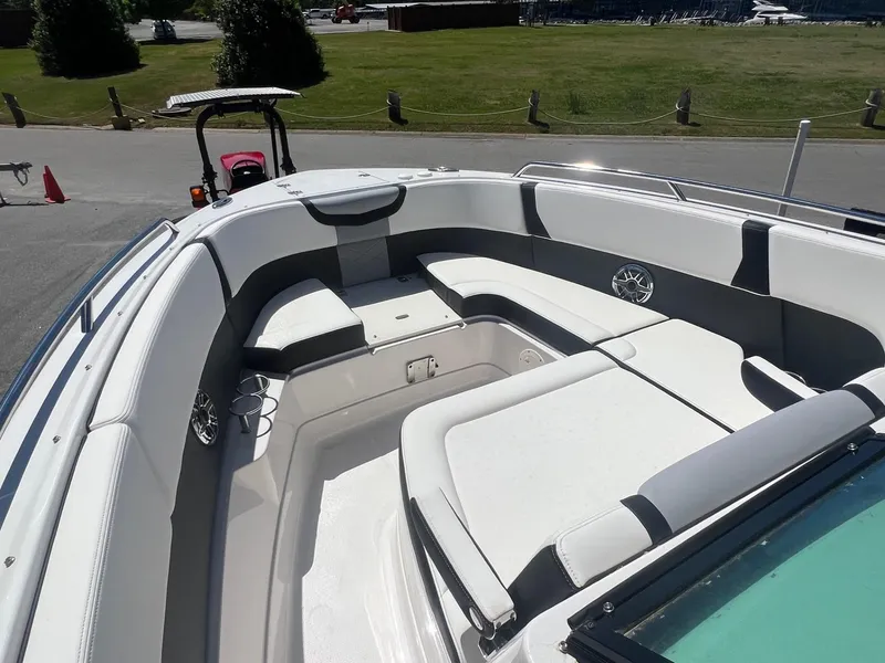 Slide: The Image of Chaparral 280 OSX 2024 - 12