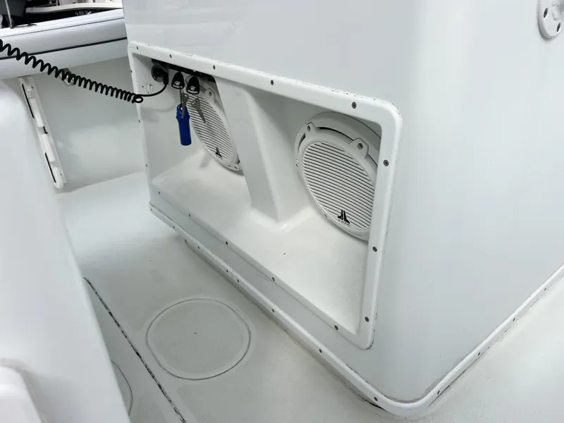 Slide: The Image of Yellowfin 29 Offshore 2018 - 15