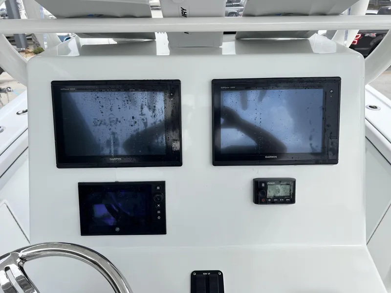 Slide: The Image of Yellowfin 29 Offshore 2018 - 30