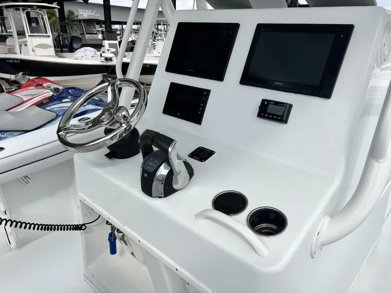 Slide: The Image of Yellowfin 29 Offshore 2018 - 31