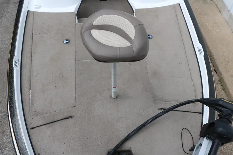 Slide: The Image of 2007 Nitro NX 591 DC boat interior with pedestal seat and carpeted deck. - 17