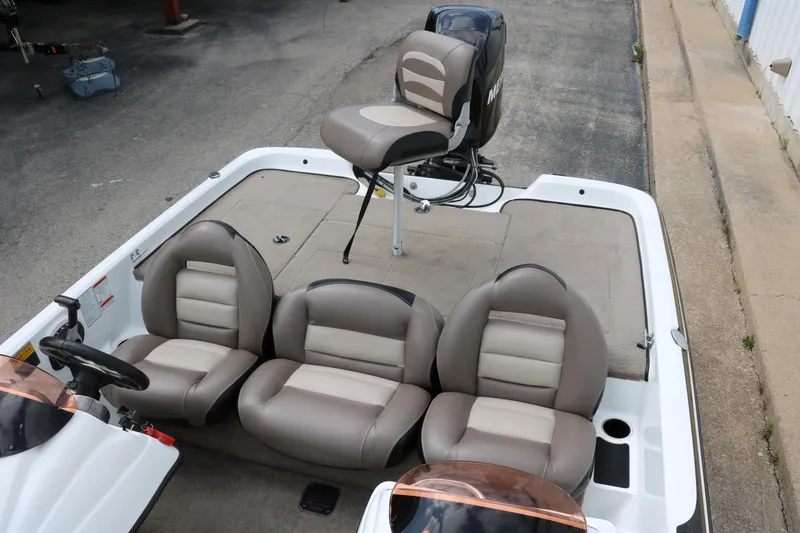 Slide: The Image of 2007 Nitro NX 591 DC boat interior with beige and gray seating. - 20