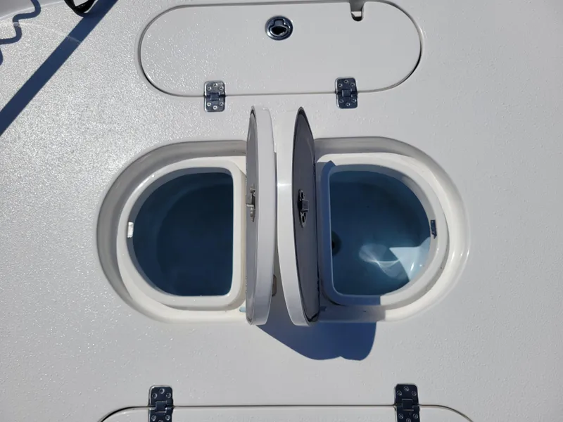 Slide: The Image of 2022 Turner Boatworks 2500 VS livewell compartments. - 22