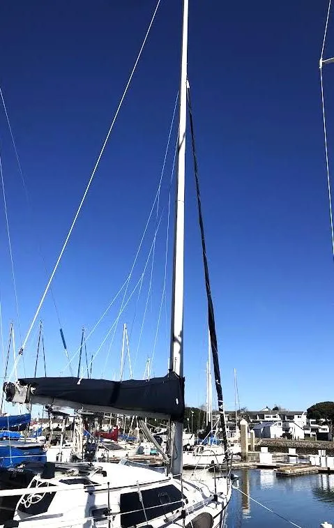 Slide: The Image of Sailboat Hunter Vision 32, 1990 model, docked under clear blue sky. - 5