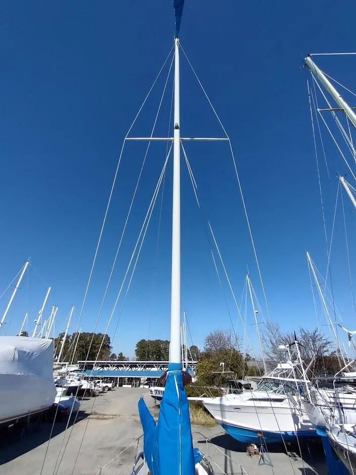 Slide: The Image of 1979 Endeavour 32 sailboat mast against clear blue sky in marina. - 17